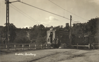 11952 Afbeelding van een electrische tram van de N.B.M. op de Grebbesluis te Grebbe bij Rhenen.